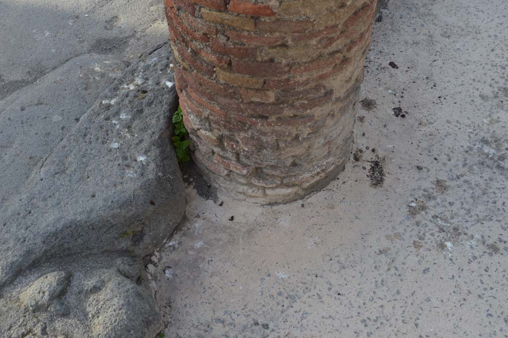 Via del Foro, east side, Pompeii. March 2019. Base of third column from south end, looking north-west.
Foto Taylor Lauritsen, ERC Grant 681269 DÉCOR.