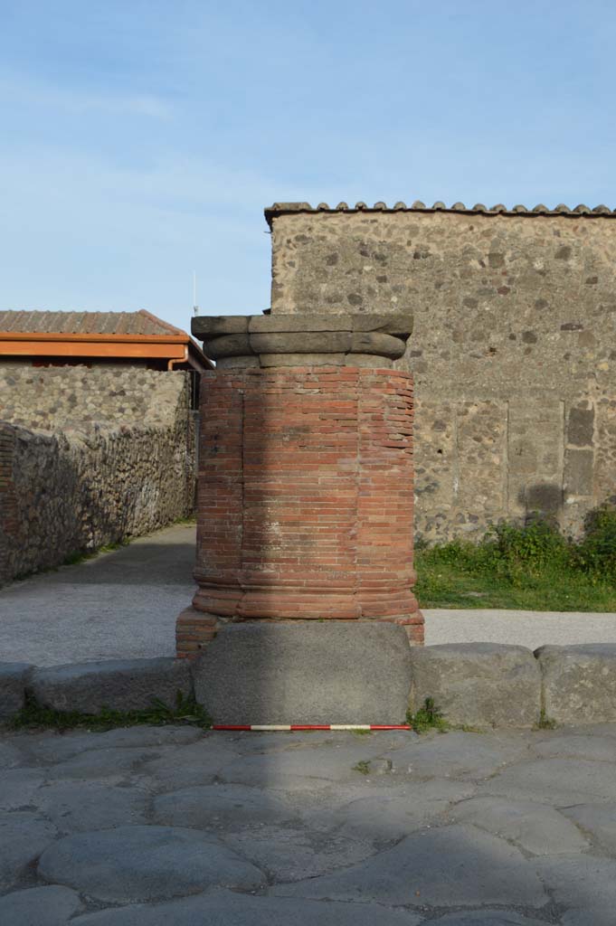 Via del Foro, east side, Pompeii. March 2019. Looking east towards fourth pilaster/column from south end. 
Foto Taylor Lauritsen, ERC Grant 681269 DÉCOR.