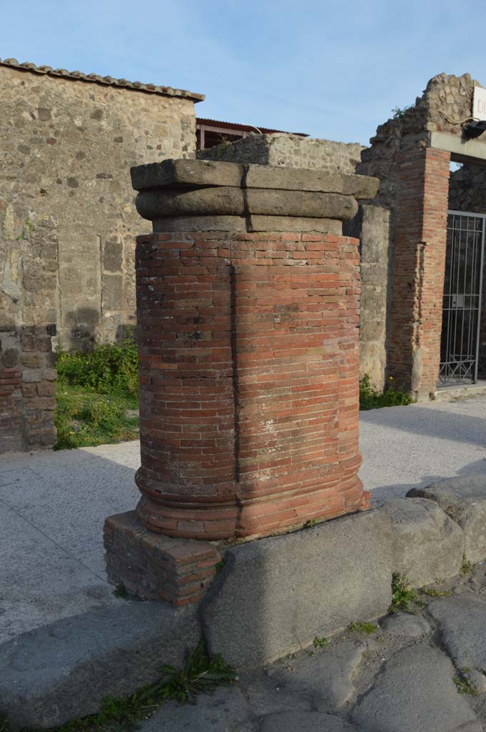 Via del Foro, east side, Pompeii. March 2019. 
Looking south-east towards fourth pilaster/column from south end. 
Foto Taylor Lauritsen, ERC Grant 681269 DÉCOR.