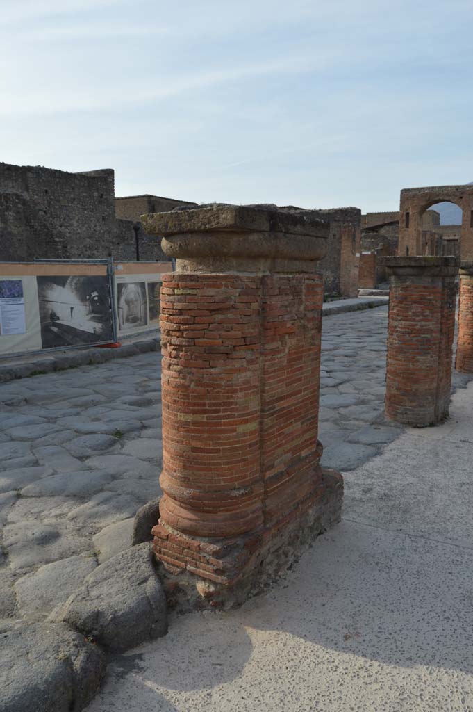Via del Foro, east side, Pompeii. March 2019. 
Base of fourth and fifth column/pilaster from south end, looking north-west.
Foto Taylor Lauritsen, ERC Grant 681269 DÉCOR.