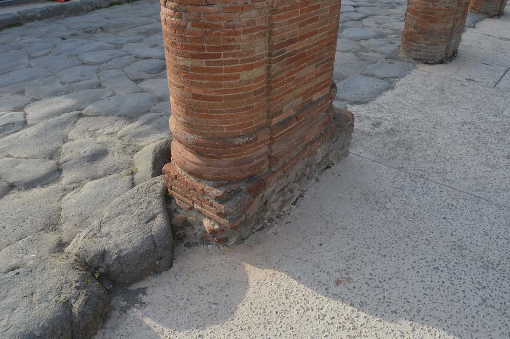 Via del Foro, east side, Pompeii. March 2019. Base of fourth column/pilaster from south end, looking north-west.
Foto Taylor Lauritsen, ERC Grant 681269 DÉCOR.