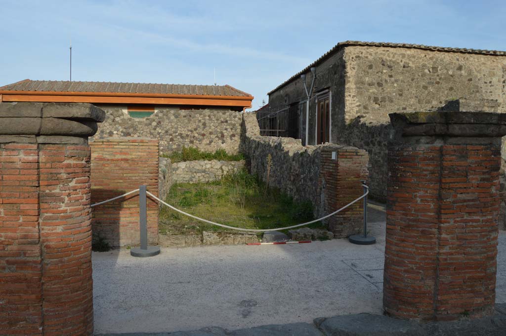 Via del Foro, east side, Pompeii. March 2019. Looking east towards VII.4.7, from between fifth and sixth pilaster/columns.
Foto Taylor Lauritsen, ERC Grant 681269 DÉCOR.