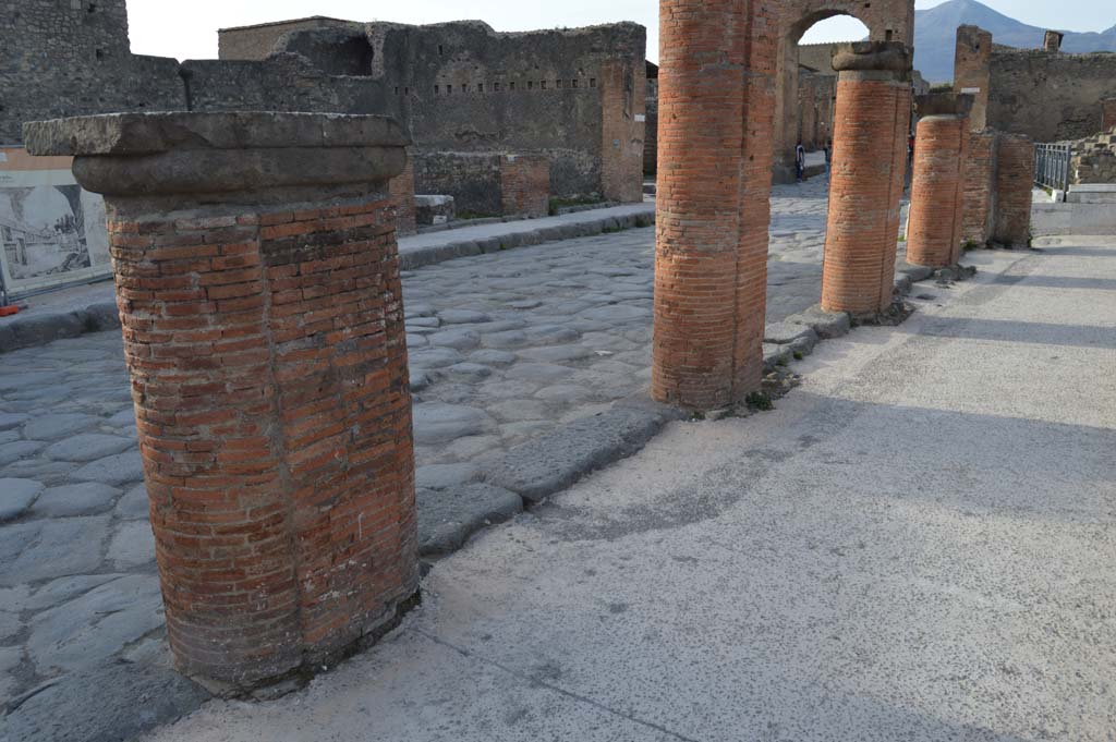 Via del Foro, east side, Pompeii. March 2019. 
Looking north-west from portico, with remaining sixth, (on left), seventh, eighth, ninth and tenth (north end) bases. 
Foto Taylor Lauritsen, ERC Grant 681269 DÉCOR.