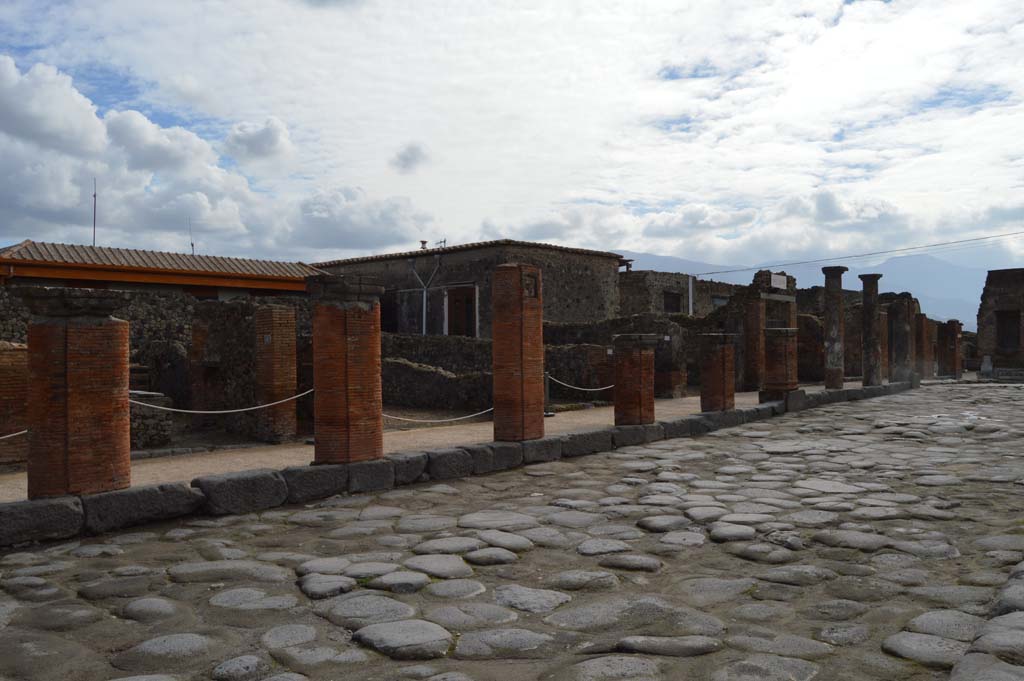 Via del Foro, east side, Pompeii. March 2018. Looking south along portico. 
Foto Taylor Lauritsen, ERC Grant 681269 DÉCOR