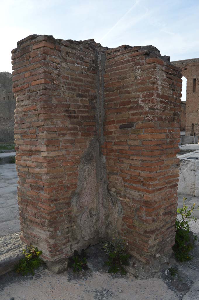 Via del Foro, east side, Pompeii. March 2019. 
Looking north-west to interior side of pilaster/column at northern end of portico.
Foto Taylor Lauritsen, ERC Grant 681269 DÉCOR.