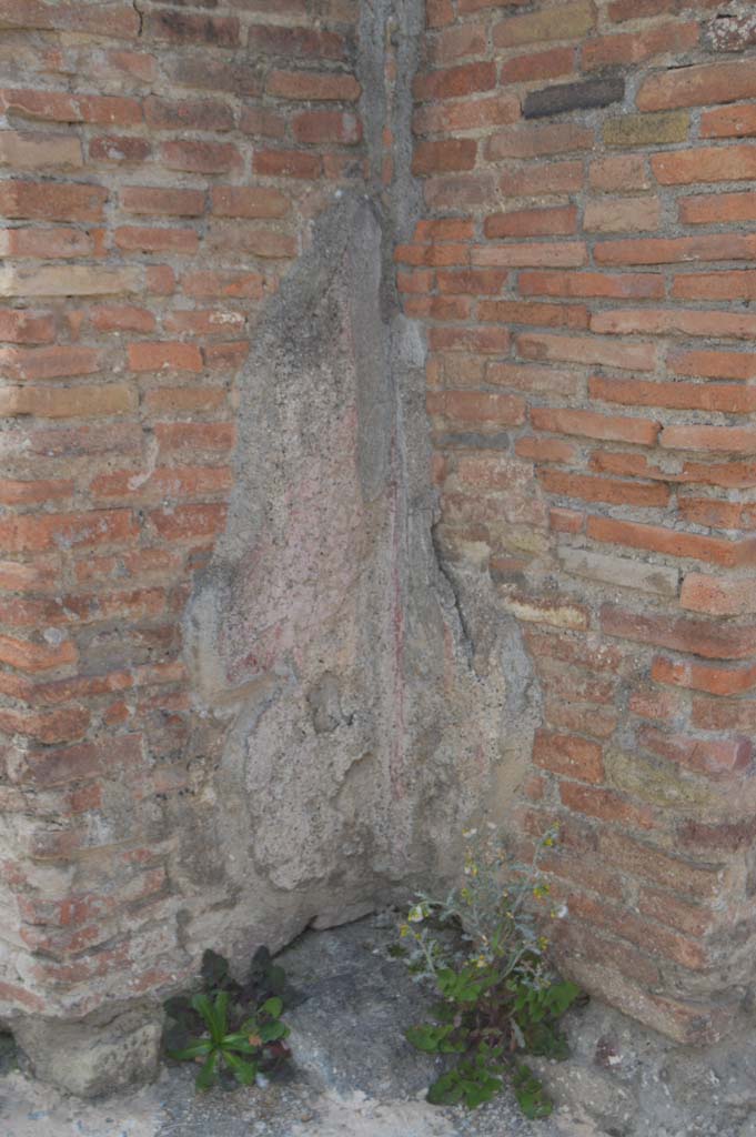 Via del Foro, east side, Pompeii. March 2019. 
Detail of lower interior side of base of pilaster/column at northern end of portico.
Foto Taylor Lauritsen, ERC Grant 681269 DÉCOR.