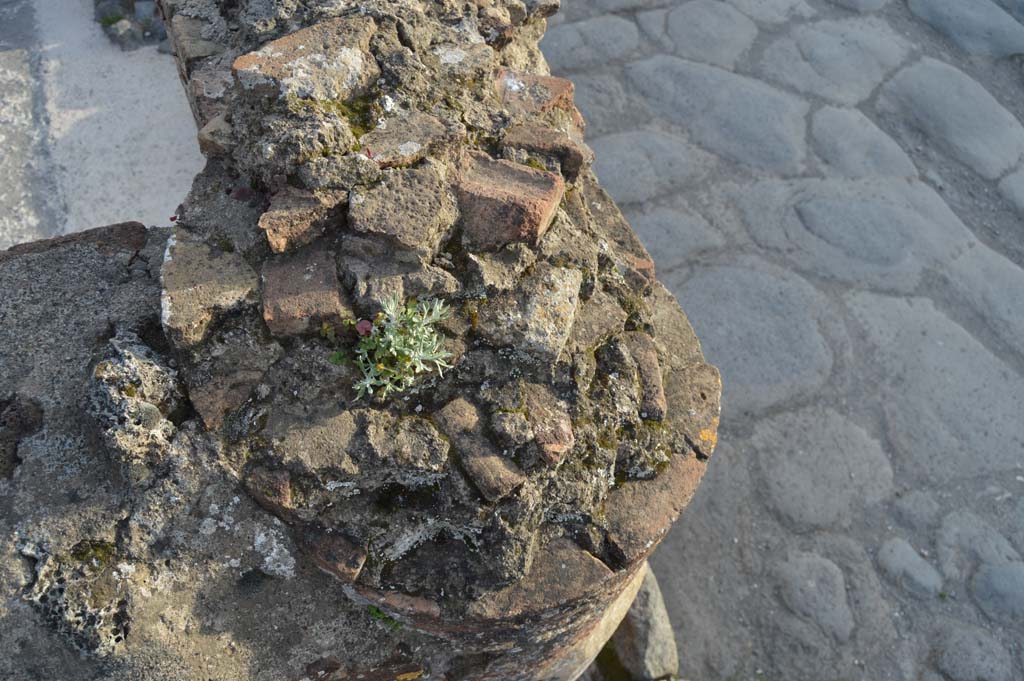 Via del Foro, east side, Pompeii. March 2019. Detail of top of column/pilaster infill at northern end of portico.
Foto Taylor Lauritsen, ERC Grant 681269 DÉCOR.