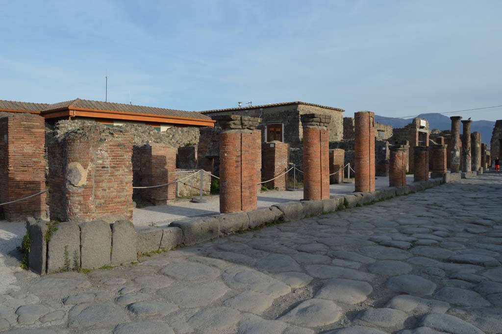 Via del Foro, east side, Pompeii. March 2019. Looking south from north end along site of portico of Tullius, from VII.4.1, on left.
Foto Taylor Lauritsen, ERC Grant 681269 DÉCOR.