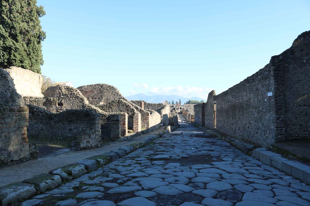 Via del Tempio d’Iside, Pompeii. December 2018. 
Looking east towards Vicolo del Menander, in the distance. Photo courtesy of Aude Durand.