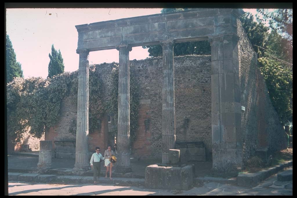 Via del Tempio d’Iside. Looking south across junction with Via dei Teatri.
Photographed 1970-79 by Günther Einhorn, picture courtesy of his son Ralf Einhorn.