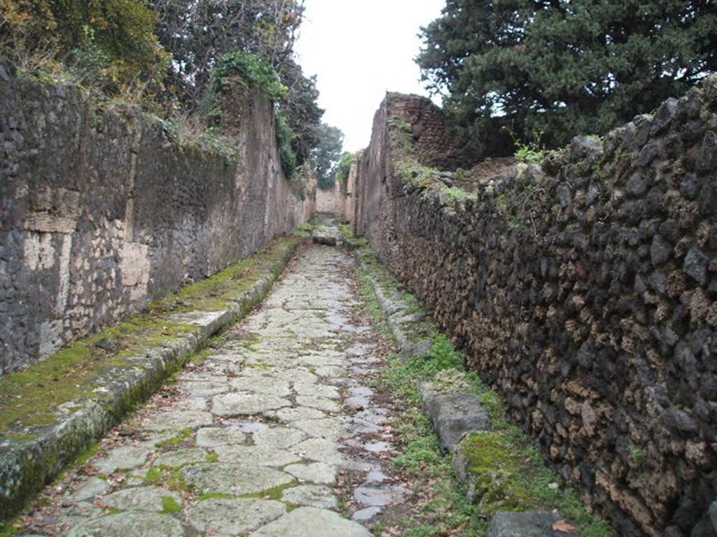 Vicolo delle Pareti Rosse between VIII.6 and VIII.5. Looking west from the junction with Via del Tempio d’Iside. December 2004.