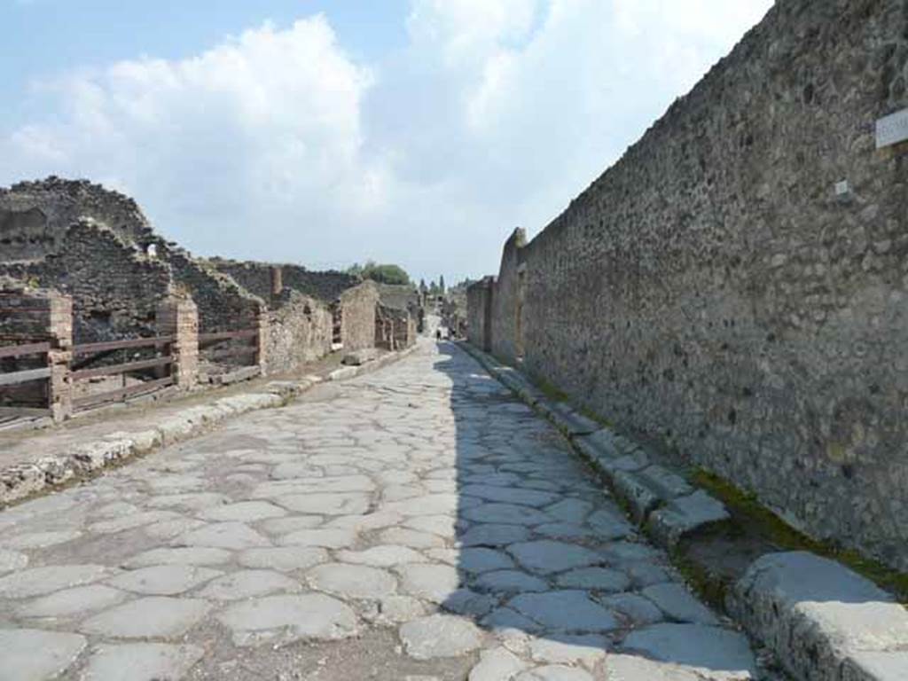 Via del Tempio d’Iside. May 2010. Looking east, between VIII.4 and VIII.7 from near VIII.4.37, on right.