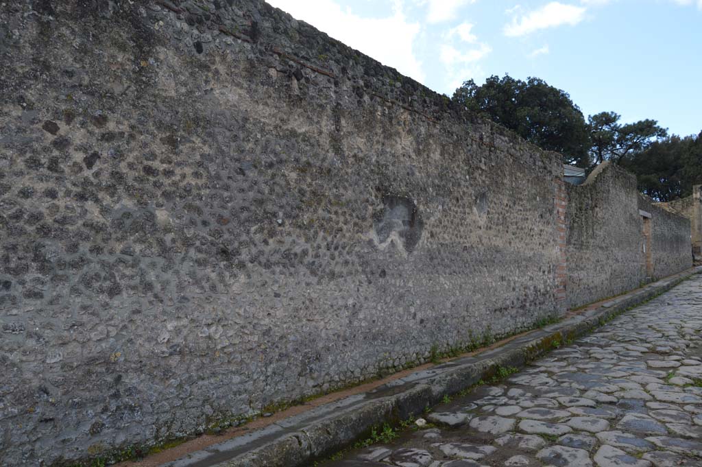 Via del Tempio d’Iside, south side. March 2018. Looking west along exterior wall of VIII.7.28, towards doorway to VIII.7.29, on right.
Foto Taylor Lauritsen, ERC Grant 681269 DÉCOR.