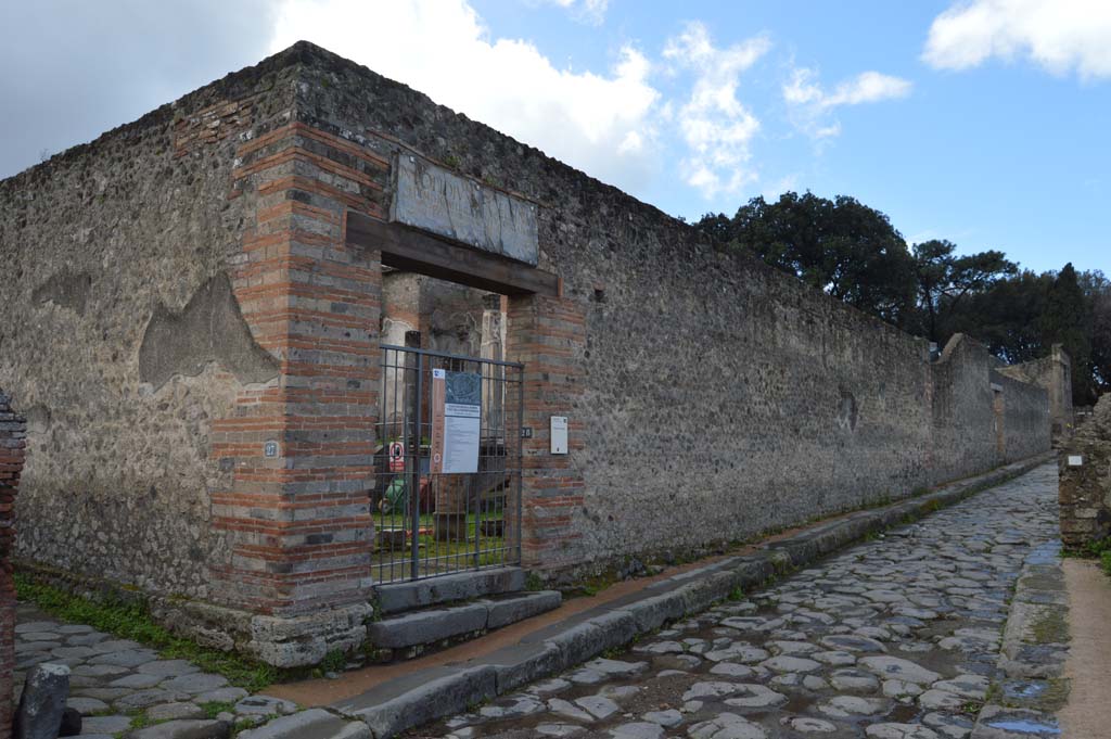 Via del Tempio d’Iside, south side. March 2018. Looking west along exterior wall of VIII.7.28 with doorway, centre left.  
Foto Taylor Lauritsen, ERC Grant 681269 DÉCOR.