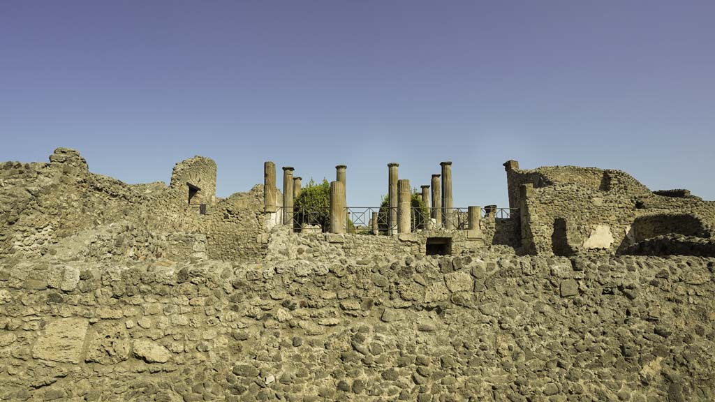 Via del Tempio d’Iside, north side, August 2021. 
Looking north towards peristyle of VIII.4.15, with the area of VII.4.27/29 behind the wall. Photo courtesy of Robert Hanson.