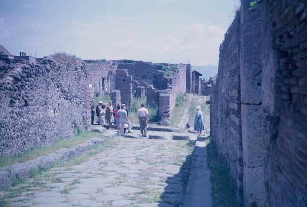 Via del Tempio d’Iside, Pompeii. June 1962. Looking east towards crossroads with Via Stabiana. Photo courtesy of Rick Bauer.