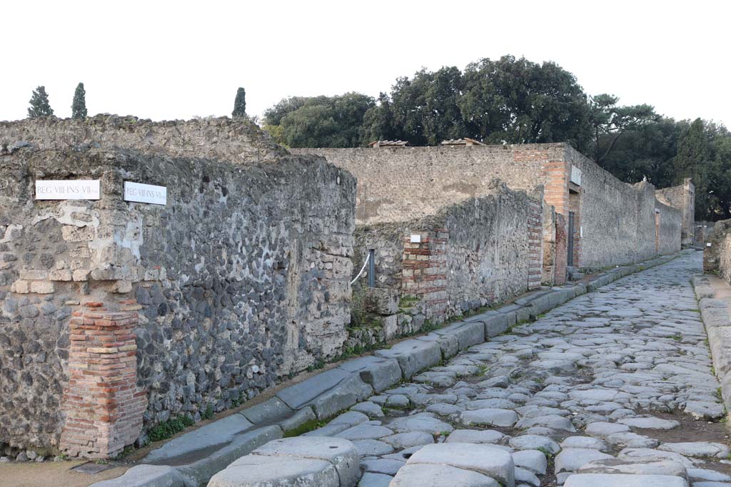Via del Tempio d’Iside, south side, Pompeii. December 2018. 
Looking west from junction with Via Stabiana. Photo courtesy of Aude Durand.