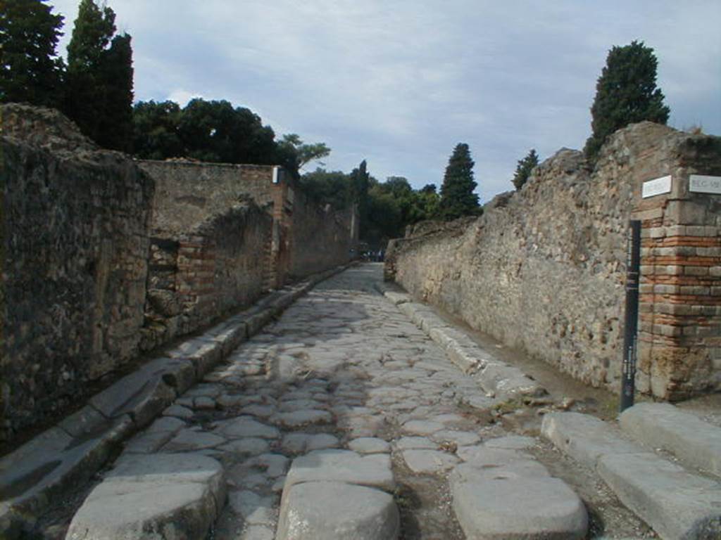 Via del Tempio d’Iside between VIII.7 and VIII.4 . Looking west from junction with Via Stabiana. September 2004.