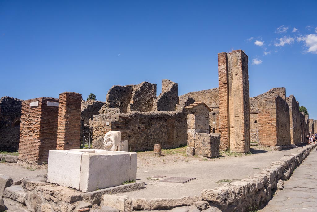 Via del Vesuvio, Pompeii. August 2023. 
Looking north-west from crossroads towards fountain outside VI.14.16, with Via della Fortuna, on left. Photo courtesy of Johannes Eber.