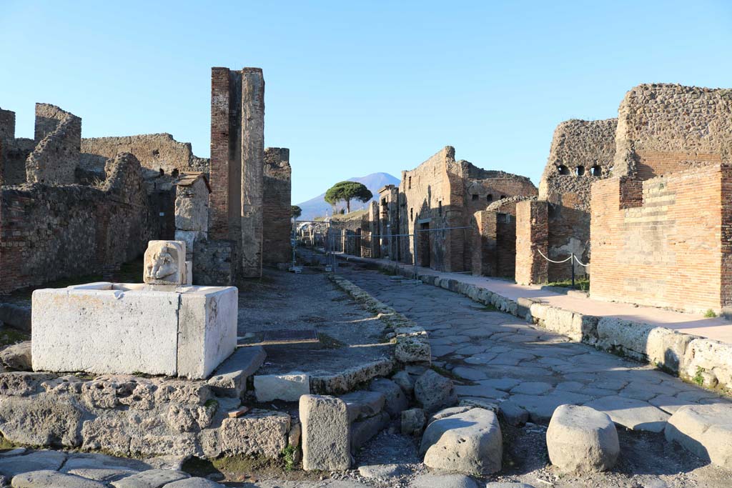 Via del Vesuvio, Pompeii. December 2018. 
Looking north from crossroads with Via della Fortuna, on left, and Via di Nola, on right. Photo courtesy of Aude Durand.