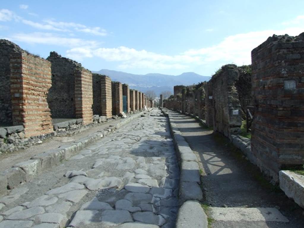 Via Stabiana between IX.4 and VII.3. Looking south from the Quadrivio. March 2009.