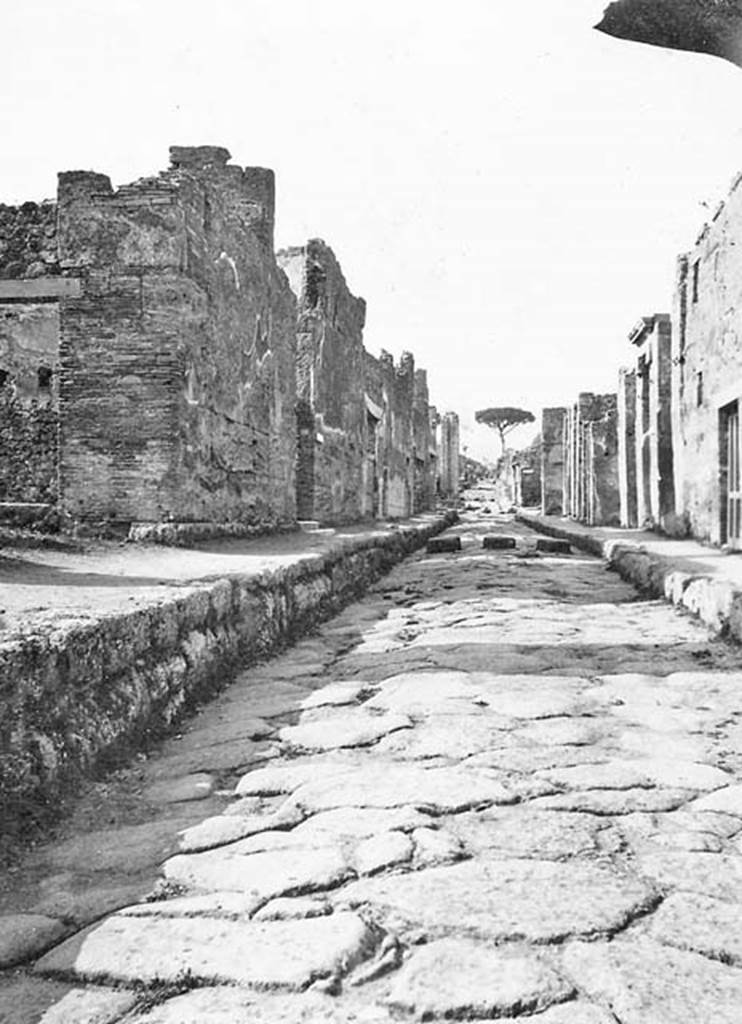 Via del Vesuvio between VI.14 and V.1. Pompeii, 1933. Looking north. Photo courtesy of Peter Woods.