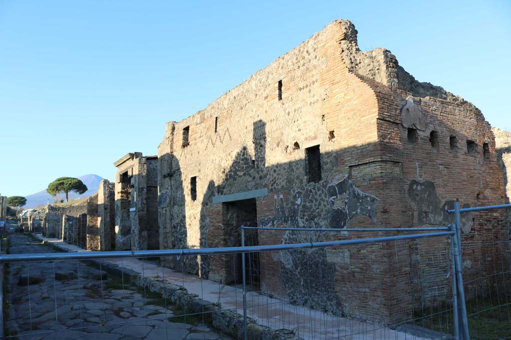 Via del Vesuvio, Pompeii. December 2018. 
East side, looking north between V.1.29, on left, and V.1.13, on right.  Photo courtesy of Aude Durand.