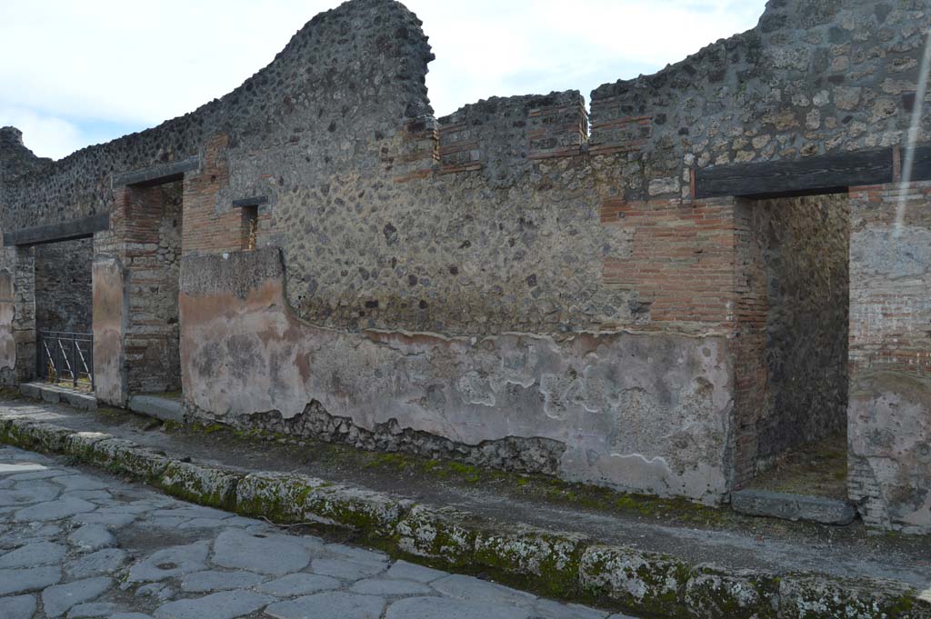 Via del Vesuvio, west side, Pompeii. March 2018. Looking south-west from VI.14.23, on right, along front façade on VI.14.21 and 22, on left.
Foto Taylor Lauritsen, ERC Grant 681269 DÉCOR.