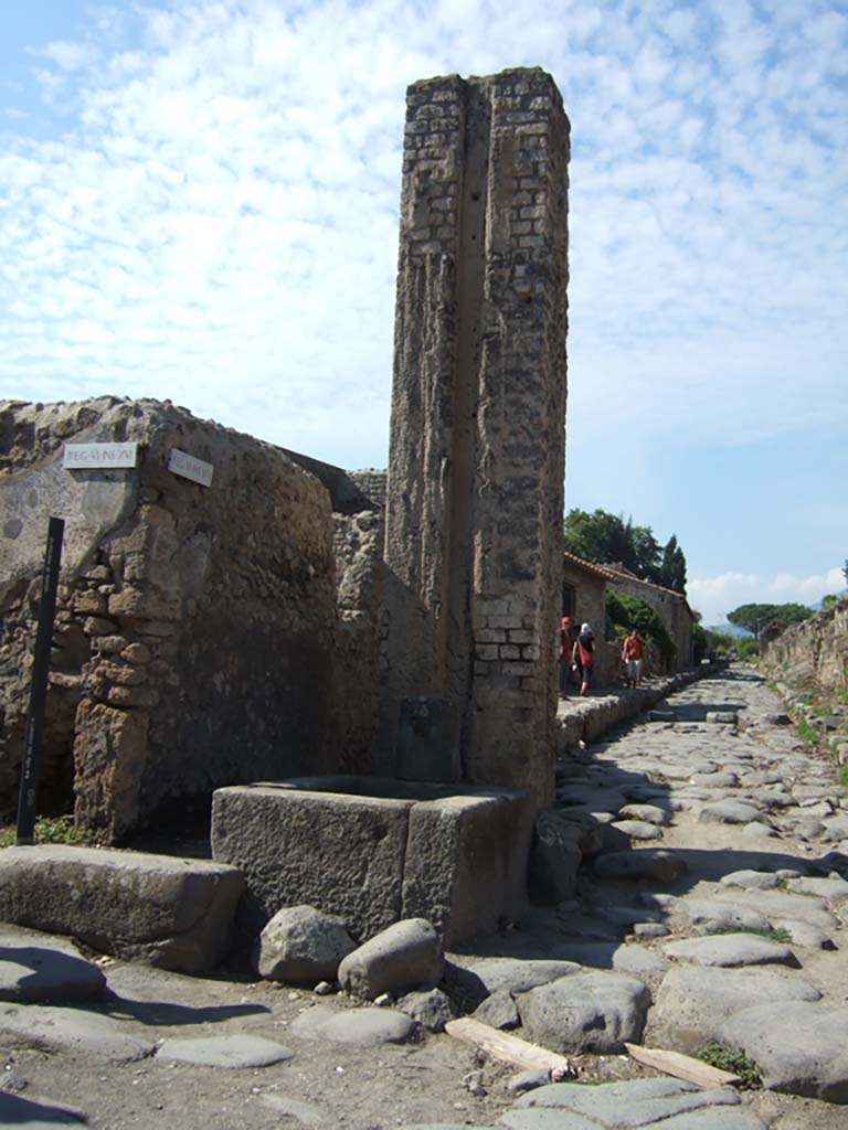 Via del Vesuvio (Via Stabiana). September 2005. West side near VI.16.3.  
Looking north from crossroads with Vicolo di Mercurio and Vicolo delle Nozze d’Argento.