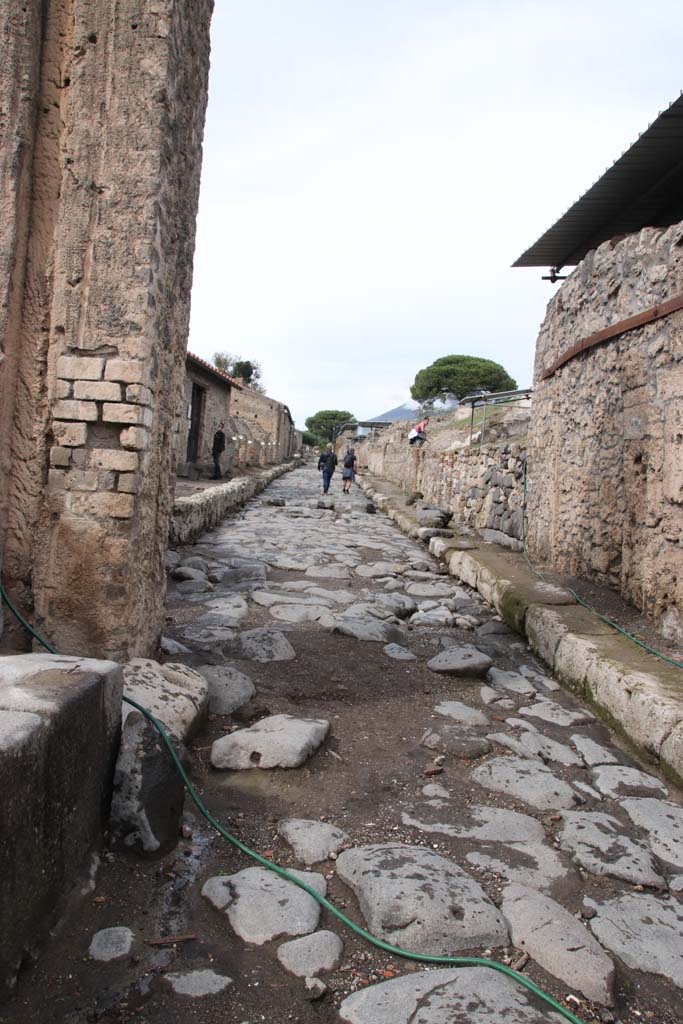 Via del Vesuvio (Via Stabiana). October 2020. Looking north from near fountain at VI.16.3.
Photo courtesy of Klaus Heese.