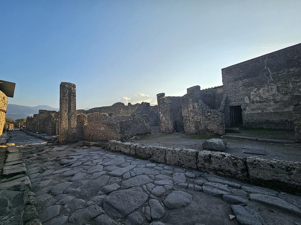 Via del Vesuvio, Pompeii. November 2024. 
Looking south-west towards VI.16, on right. On the left is the road continuation towards Via Stabiana. Photo courtesy of Annette Haug