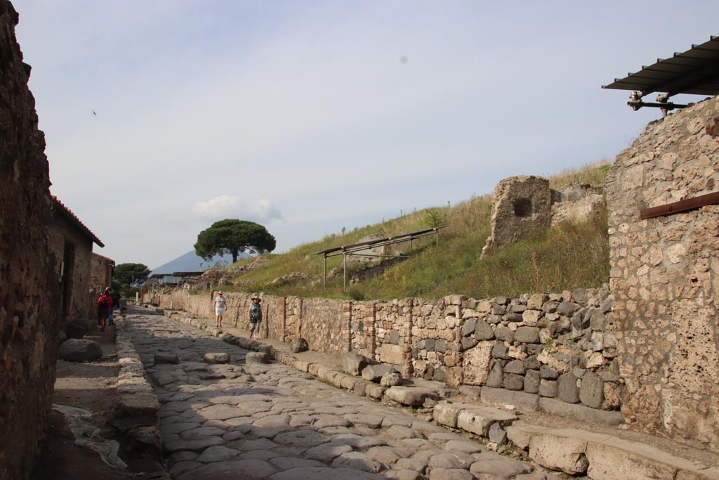 Via del Vesuvio, Pompeii. October 2022. 
Looking north along east side of roadway, from VI.16.7, on left. Photo courtesy of Klaus Heese.