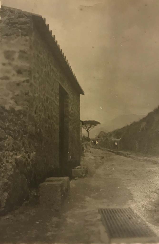 Via del Vesuvio, June 1934. Looking north towards V.6, from near VI.16.7.
Photo courtesy of Rick Bauer.