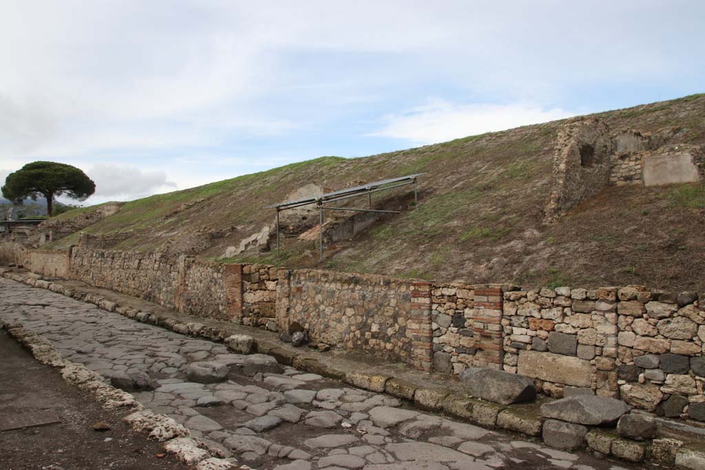 Via del Vesuvio, east side, Pompeii. October 2020. 
Looking north along east side of roadway, insula 6 of Reg. V. Photo courtesy of Klaus Heese.