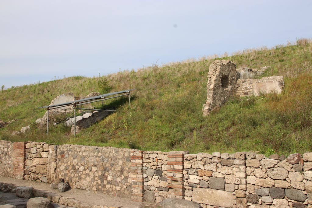 Via del Vesuvio, east side, Pompeii. October 2022. 
Looking towards entrance doorways, with V.6.4, on left, and V.6.3, in centre. Photo courtesy of Klaus Heese.