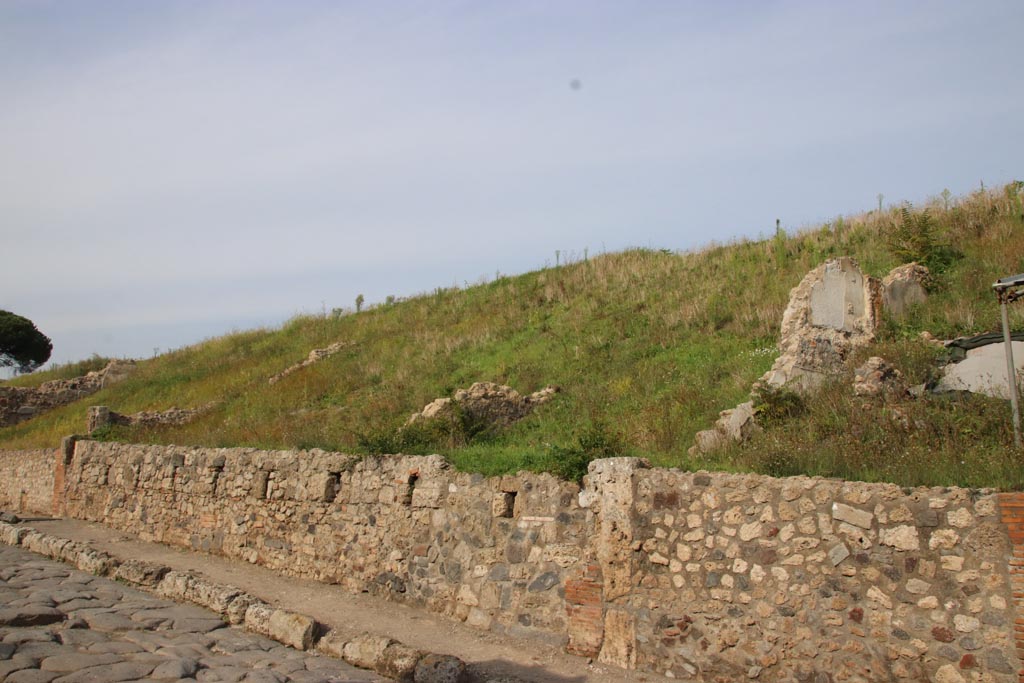 Via del Vesuvio, east side, Pompeii. October 2022. 
Looking towards wall of V.6.5, centre left, with V.6.4, on right. Photo courtesy of Klaus Heese.