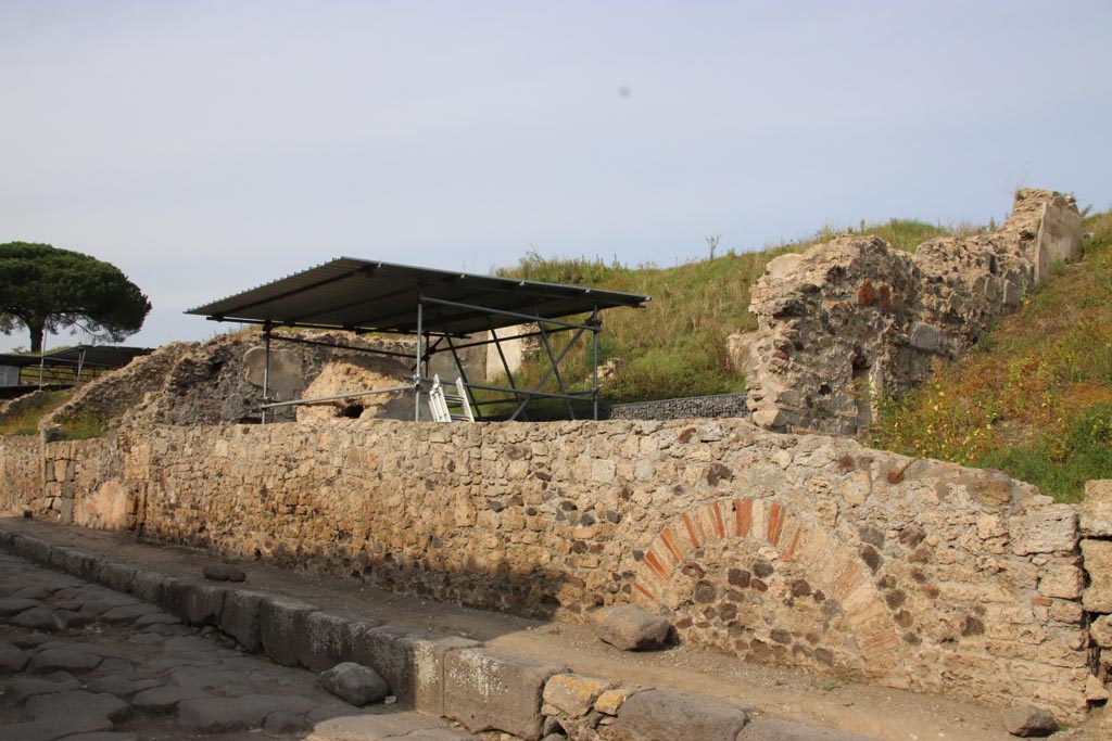 Via del Vesuvio, east side, Pompeii. October 2022. 
Looking north-east towards front façade of V.6.7, from V.6.6 on right. Photo courtesy of Klaus Heese.
