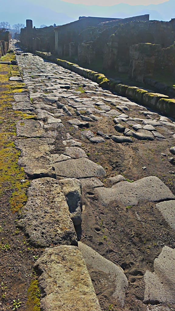 Via del Vesuvio, Pompeii. December 2019. 
Looking south across roadway between V.6 and V.16. Photo courtesy of Giuseppe Ciaramella.