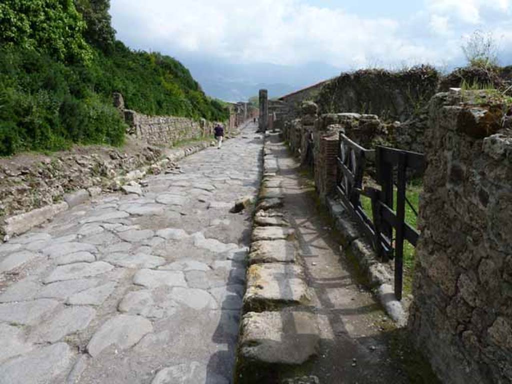 Via del Vesuvio, May 2010.  Looking south between V.6 and VI.16, from VI.16.13.