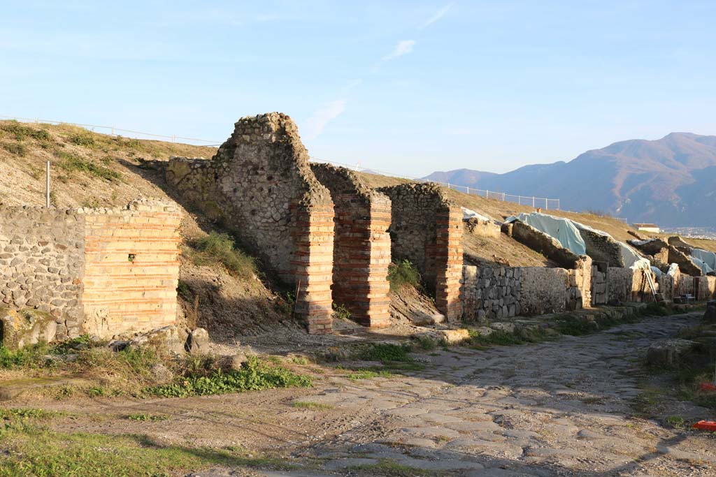 Via del Vesuvio, east side, Pompeii. December 2018. 
Looking south-east to entrance doorways, V.6.18, V.6.17 and V.6.16. Photo courtesy of Aude Durand.