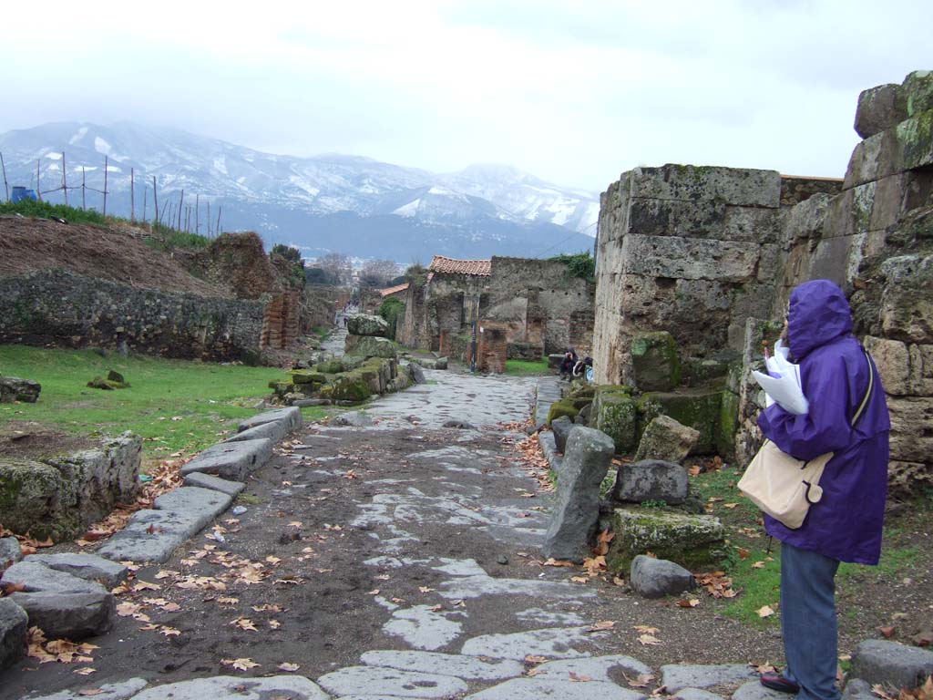 Via del Vesuvio. December 2005. Looking south through the Vesuvius Gate.