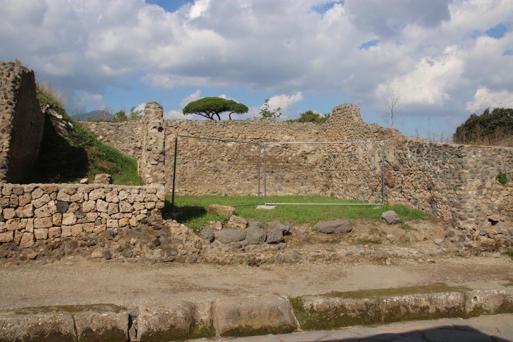 Via dell’Abbondanza, north side. October 2022. 
Continuation from photo above – Entrance doorway to III.7.6. Photo courtesy of Klaus Heese