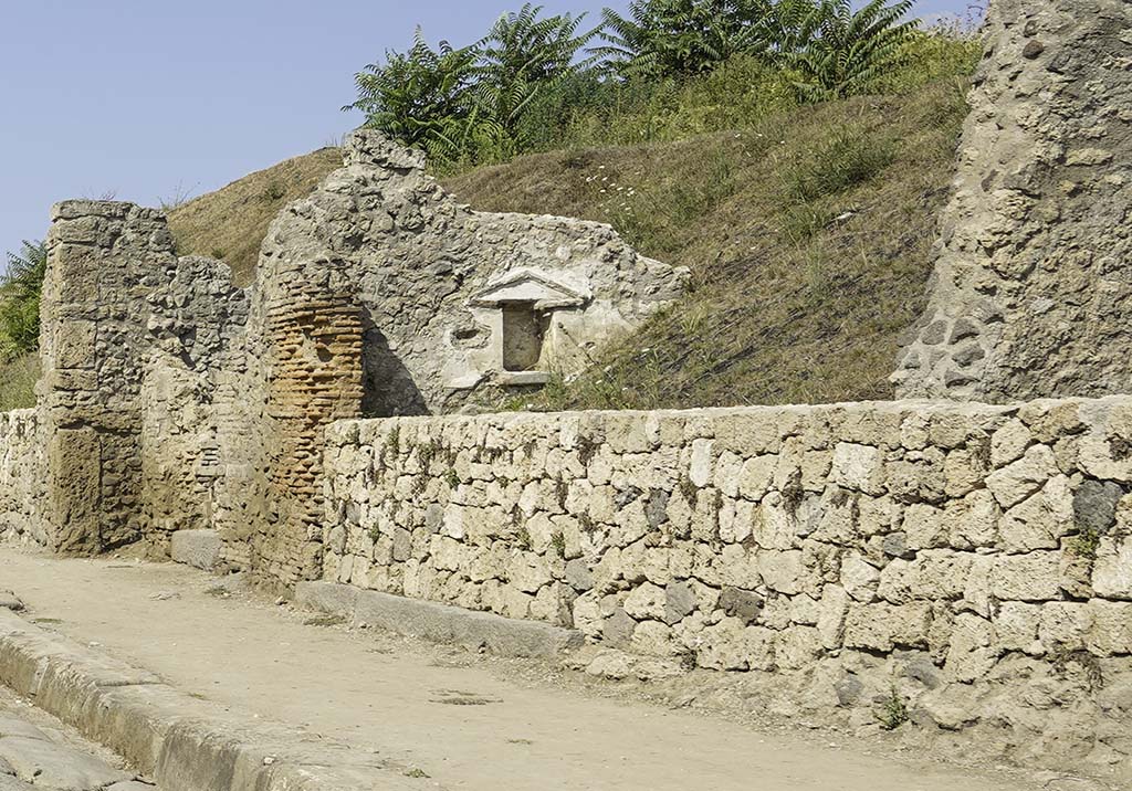 Via dell'Abbondanza, Pompeii. August 2021. Wide threshold of III.7.5 in centre, on north side of Via dell'Abbondanza.
The narrow threshold of III.7.4 is on the left. Photo courtesy of Robert Hanson.