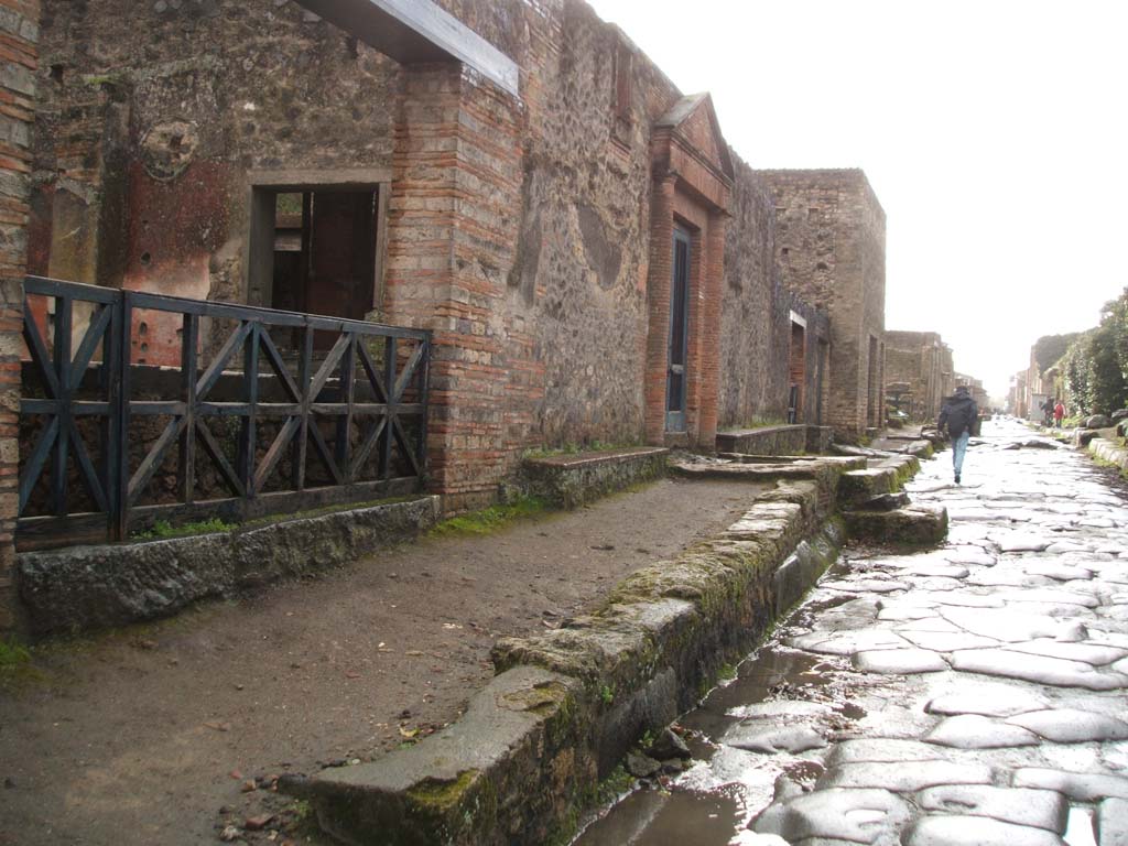Via dell’Abbondanza. December 2005. South side. Looking west from II.4.7.