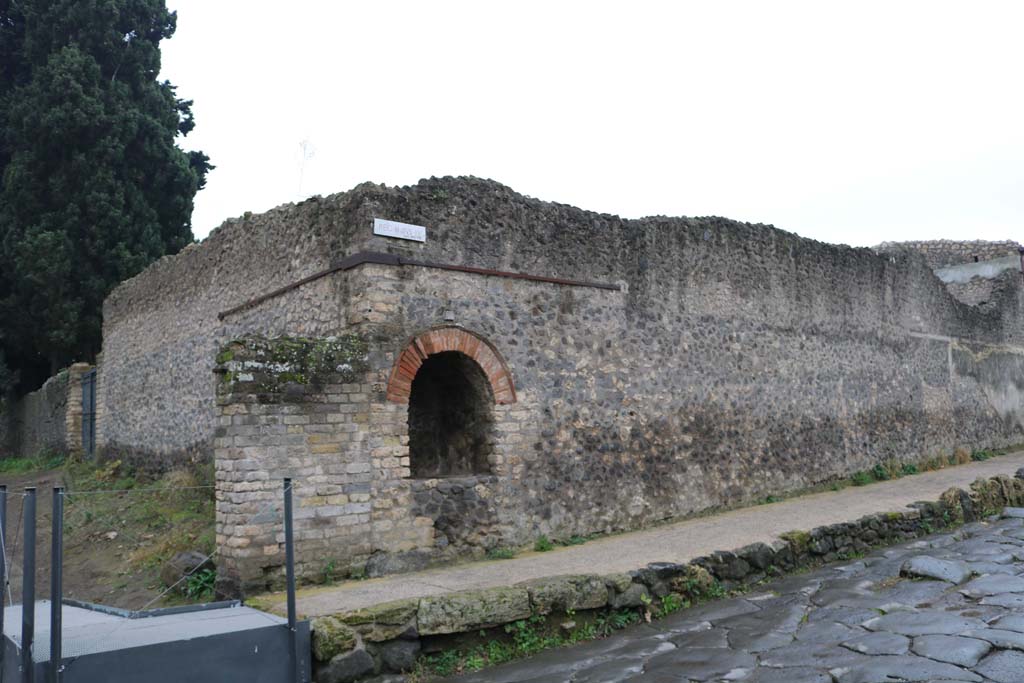Via dell’Abbondanza, south side, Pompeii. December 2018. 
Looking west along Via dell’Abbondanza from Vicolo dell’ Anfiteatro and street shrine on north-east corner of II.4. Photo courtesy of Aude Durand.