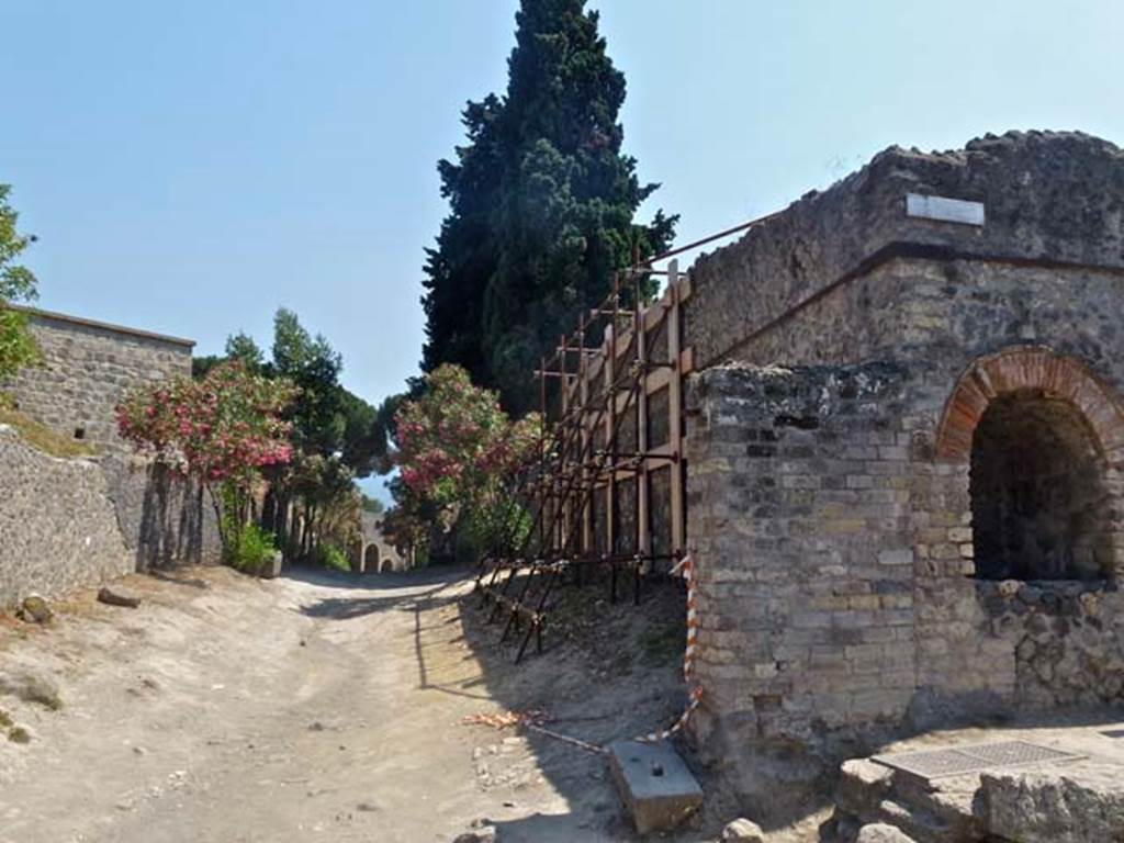 Via dell’Abbondanza, south side. June 2012. Looking south along Vicolo dell’Anfiteatro between II.5 and II.4. Photo courtesy of Michael Binns.