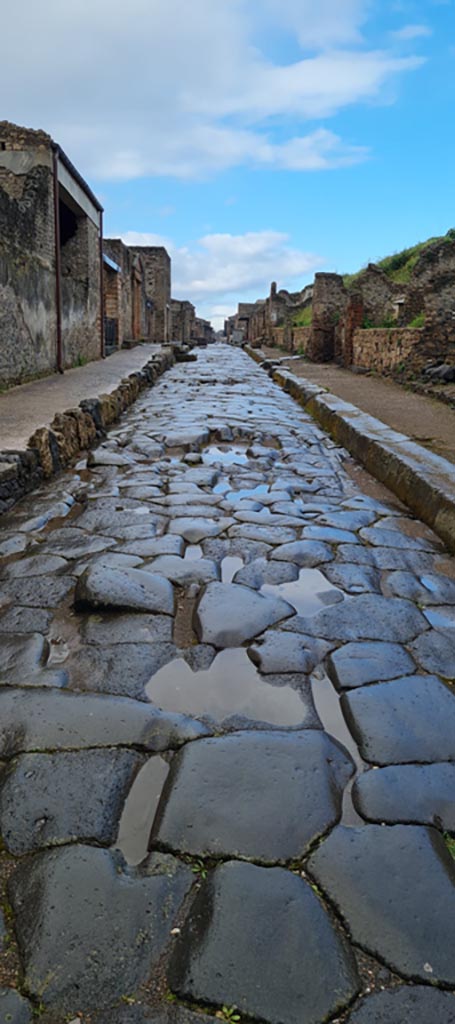 Via dell’Abbondanza, Pompeii. April 2022. 
Looking west between II.4 and III.7. Photo courtesy of Giuseppe Ciaramella.