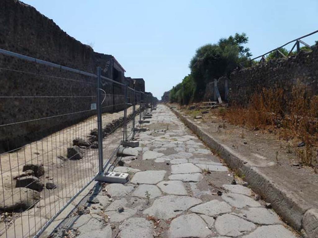 Via dell’Abbondanza. June 2012. Looking west between II.4 and III.7 from near the junction with Vicolo dell’Anfiteatro. Photo courtesy of Michael Binns.