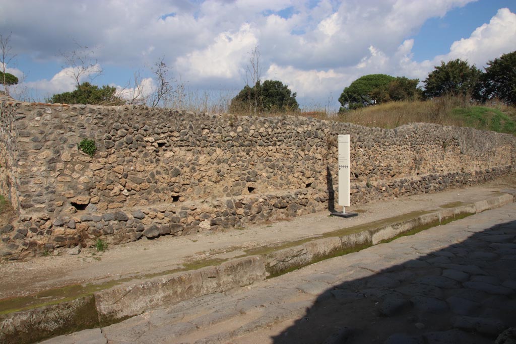 Via dell’Abbondanza, north side. October 2022. Looking east along north side of III.7. Photo courtesy of Klaus Heese