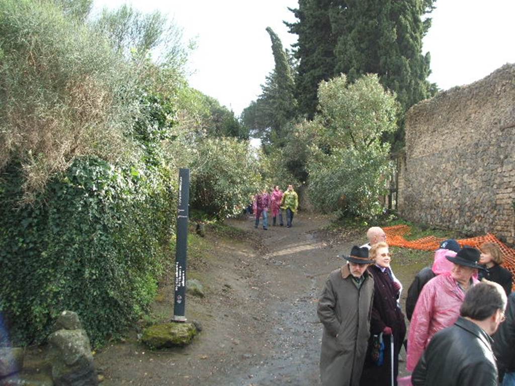 Via dell’ Abbondanza between II.5 and II.4. Looking south from the junction into Vicolo dell’ Anfiteatro. December 2004.